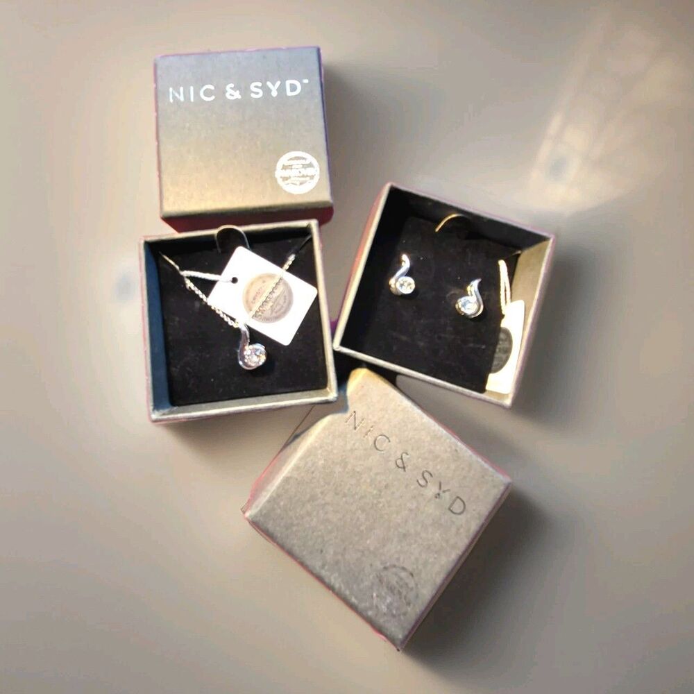 Swarovski Crystal Silver Romantic McBling Earrings Necklace Boxed Gift Set